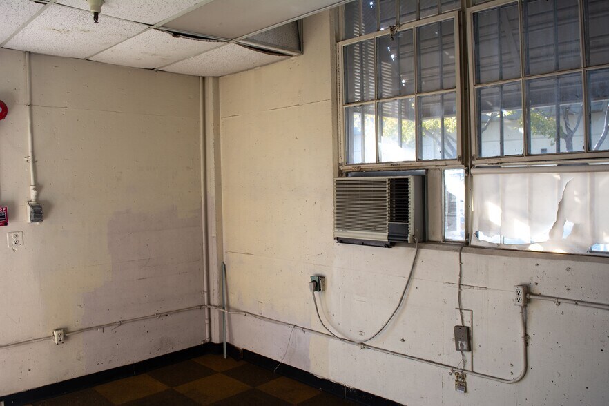 More Photos Of 5124 Bomber Ln, Mcclellan Flex For Lease