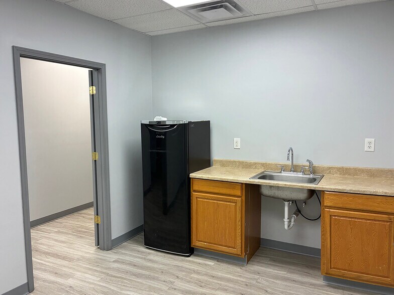 More Photos Of 4800-4820 Poplar Place Dr, Louisville Showroom For Lease