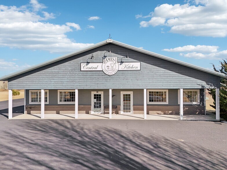 More Photos Of 680 Enterprise Dr, Lake Mills Freestanding For Lease