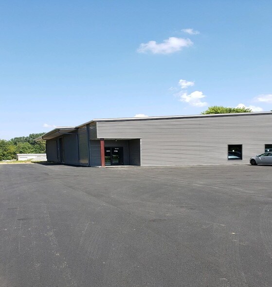 More Photos Of 18 Sterling Pl, Mills River Flex For Lease