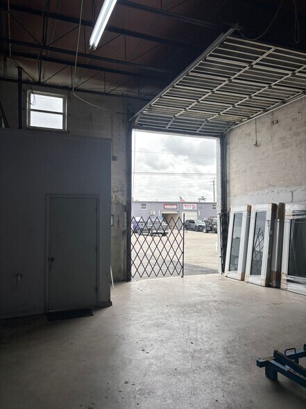 More Photos Of 1675-1677 W 31st Pl, Hialeah Manufacturing For Lease