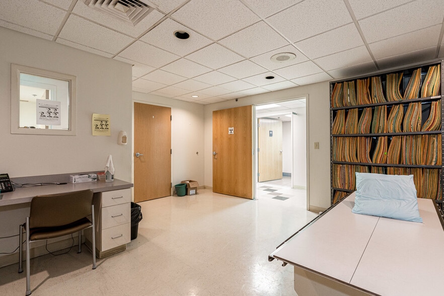 More Photos Of 4331 Churchman Ave, Louisville Medical For Sale