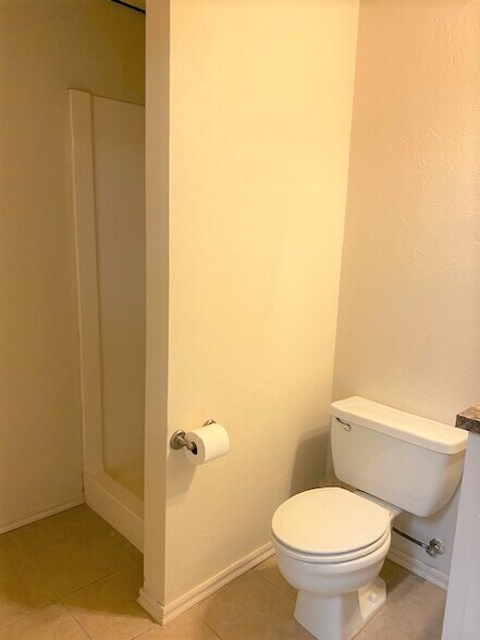 More Photos Of 3222 Bart Conner Dr, Norman Warehouse For Lease