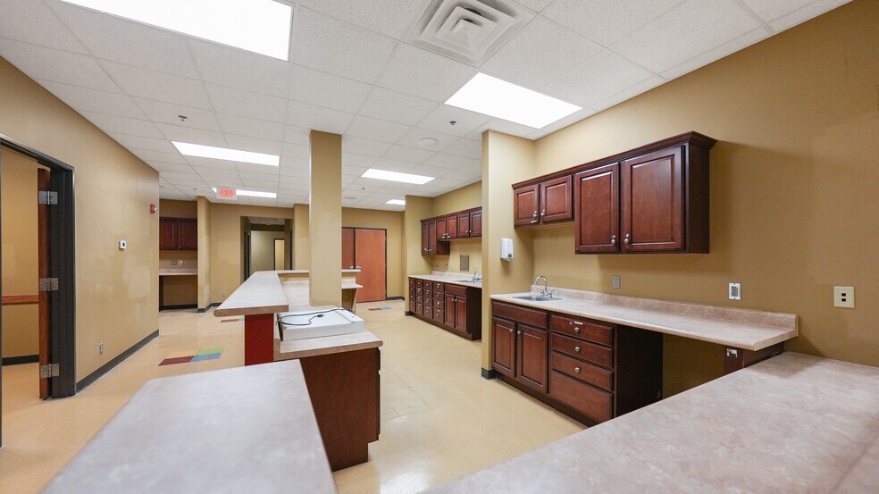 More Photos Of 2265 Bagnell Dam Blvd, Lake Ozark Office For Sale