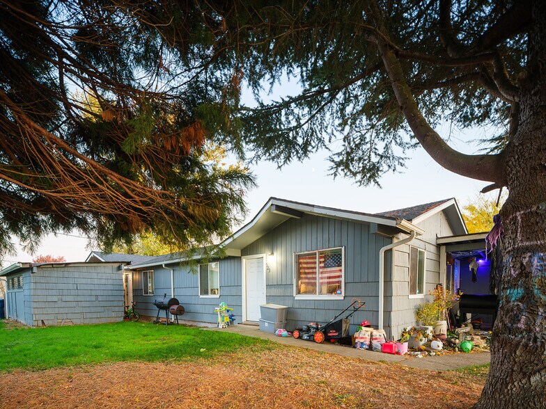 Primary Photo Of 521 Walnut St, Independence Multifamily For Sale