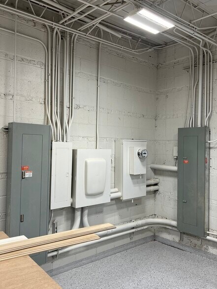 More Photos Of 3200 W Le Moyne Ave, Stone Park Warehouse For Lease