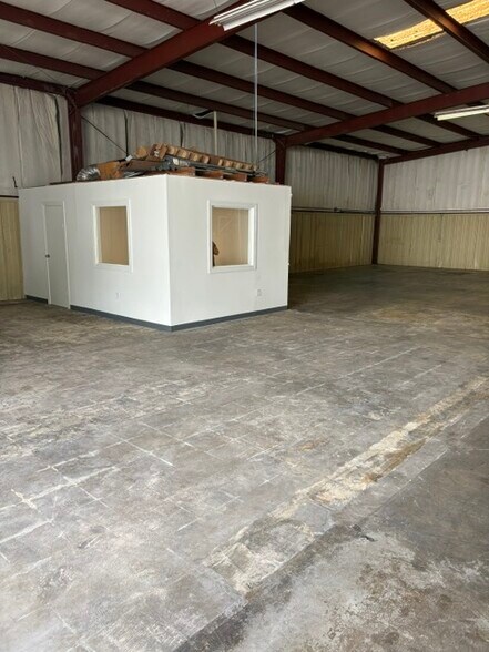 More Photos Of 13311 60th St N, Clearwater Manufacturing For Lease