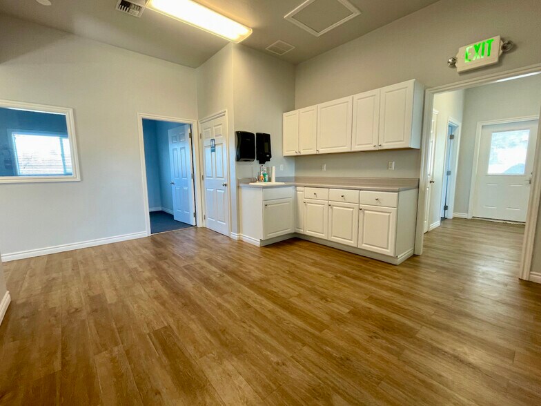 More Photos Of 500 1st Ave, Zillah Warehouse For Sale