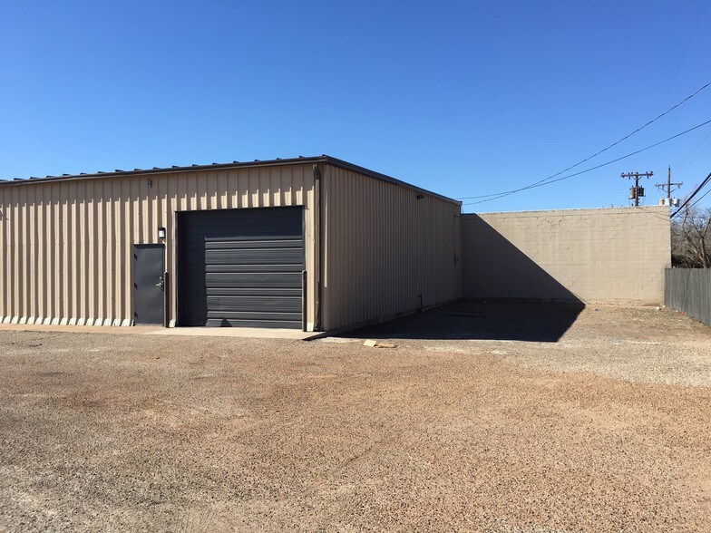 More Photos Of 2006 50th St, Lubbock Flex For Lease