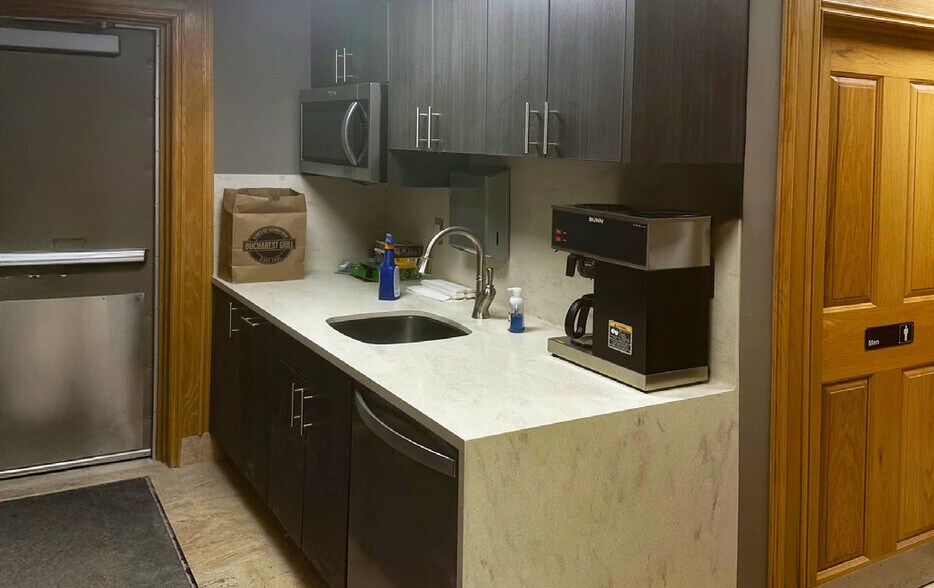 More Photos Of 23690 Telegraph Rd, Southfield Unknown For Lease