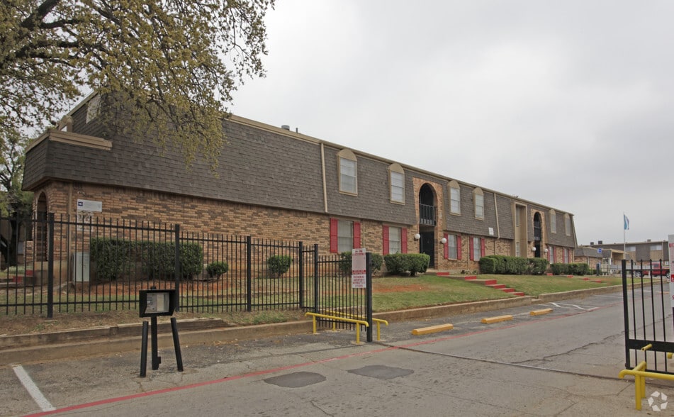 Primary Photo Of 1525 Sandy Ln, Fort Worth Apartments For Sale