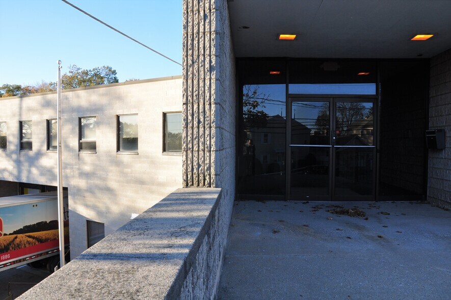 More Photos Of 1 Barry Pl, Stamford Light Manufacturing For Lease