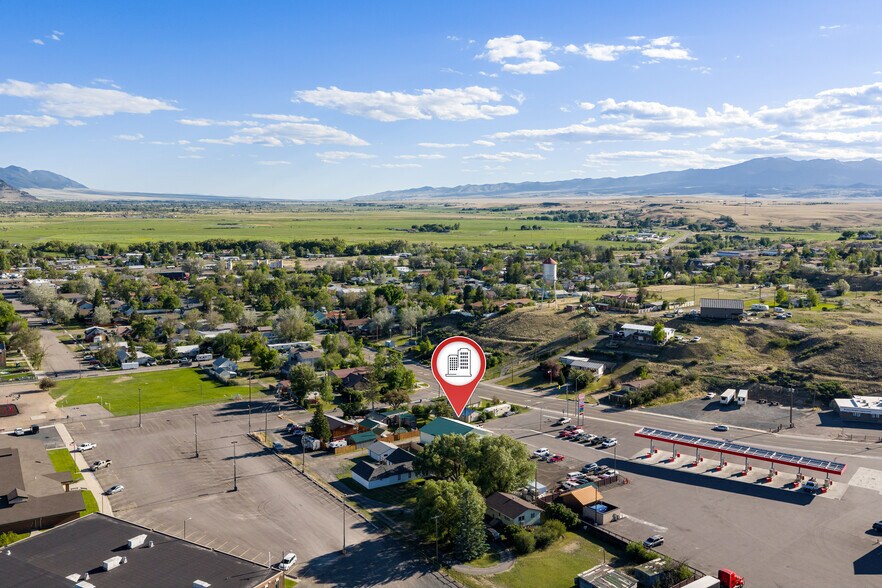 More Photos Of 402 N Pyfer St, Whitehall Office For Sale