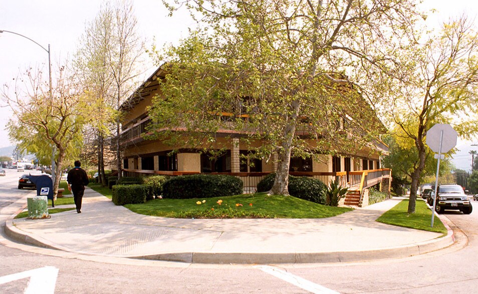 Primary Photo Of 2550 Honolulu Ave, Montrose Office For Lease