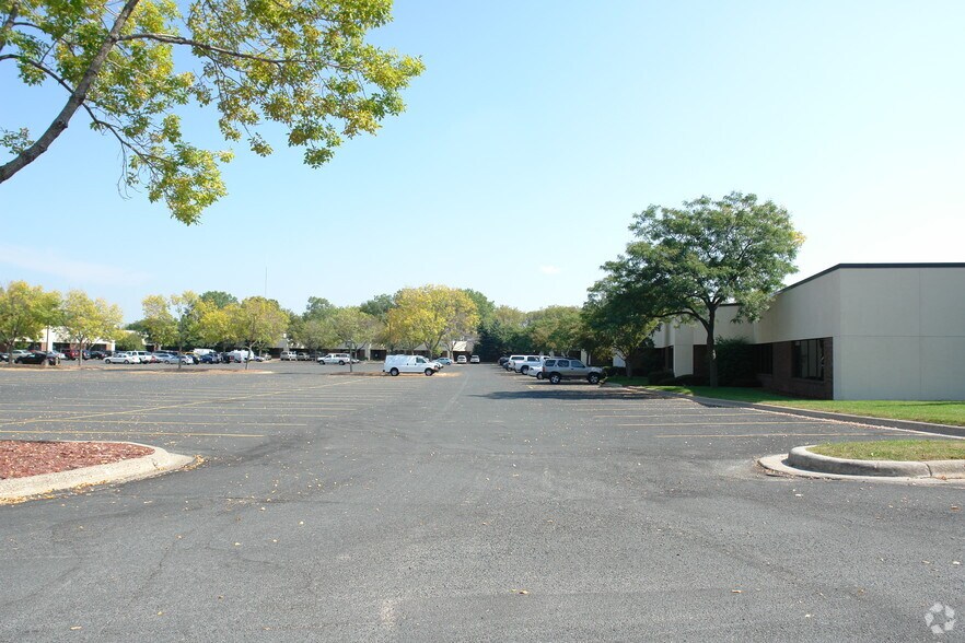 More Photos Of 622-676 Mendelssohn Ave N, Golden Valley Light Manufacturing For Lease