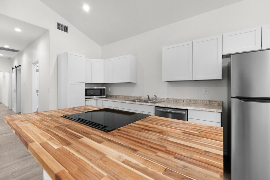 More Photos Of 870 Waco st, Kingsland Multifamily For Sale