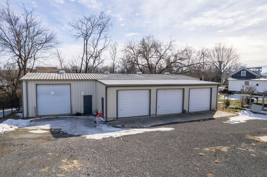 More Photos Of 12 A Cattlemans Ln, Berryville Warehouse For Lease