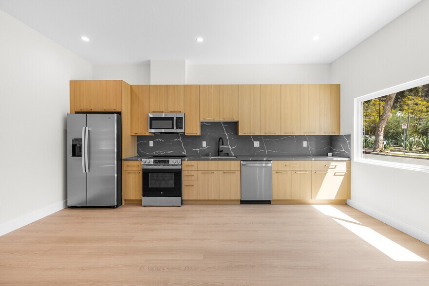 More Photos Of 5131 Don Pio Dr, Woodland Hills Multifamily For Sale