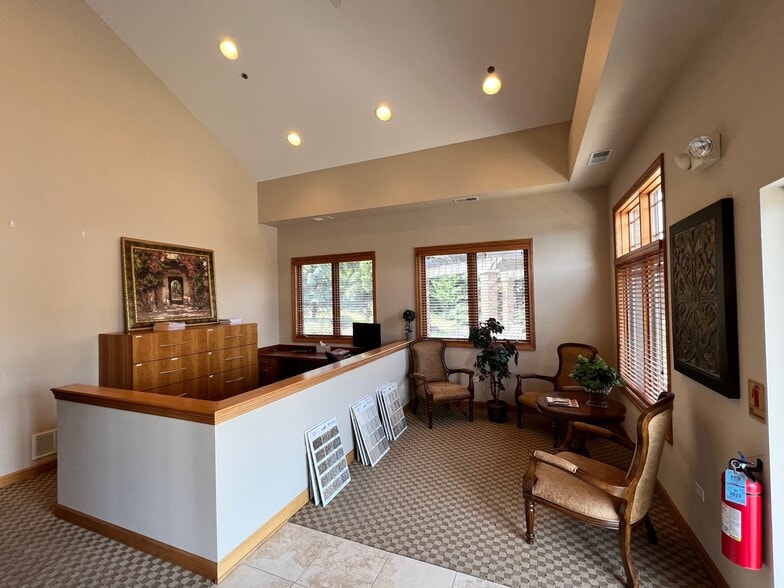 More Photos Of 460 Briargate Dr, South Elgin Medical For Sale