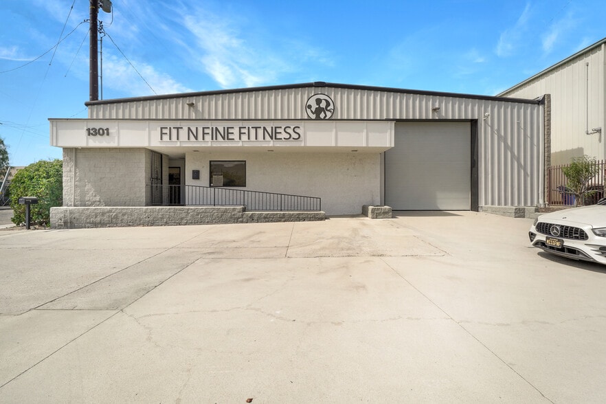 More Photos Of 1301 E Main St, Santa Paula Service For Sale