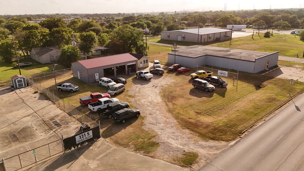 More Photos Of 209 S Gulf Blvd, Freeport Flex For Sale