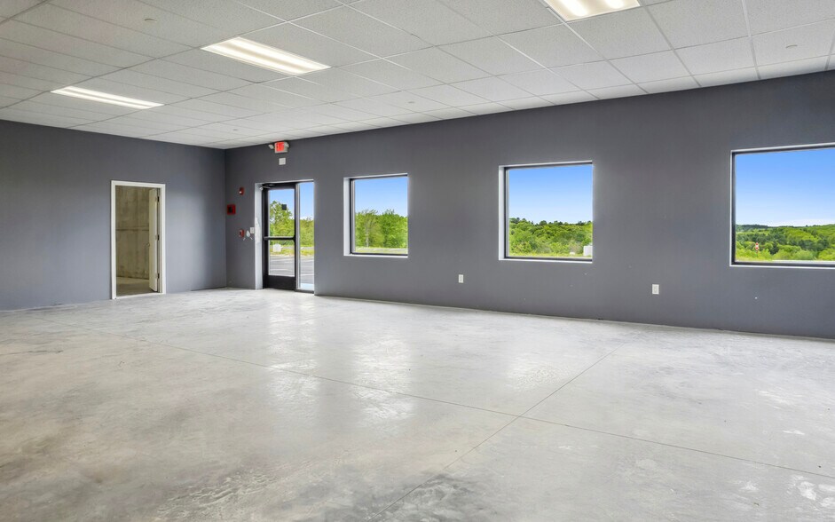 More Photos Of 46 Old Ferry Rd, Methuen Warehouse For Lease