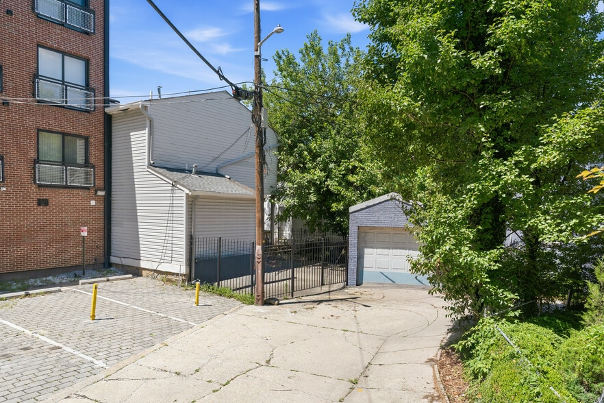 More Photos Of 1512 Marion Barry Ave SE, Washington Office For Sale