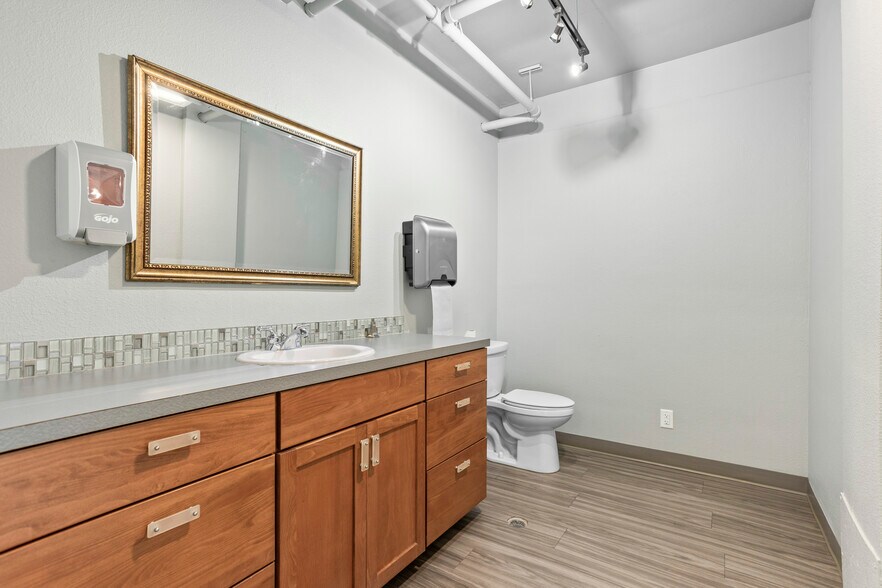 More Photos Of 611 W Columbia St, Pasco Office For Sale