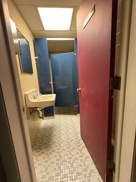 More Photos Of 141 Main St, South River Office For Sale