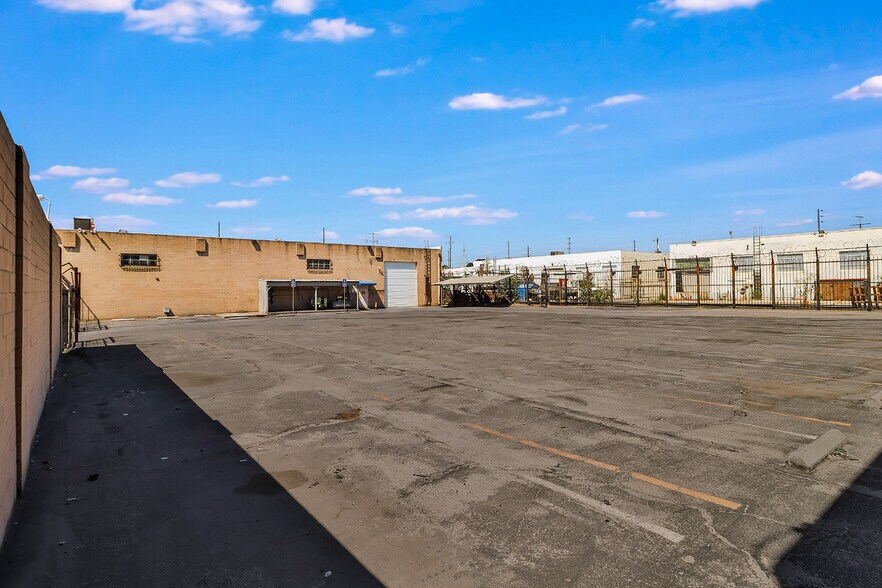 More Photos Of 8630 Tamarack Ave, Sun Valley Manufacturing For Lease