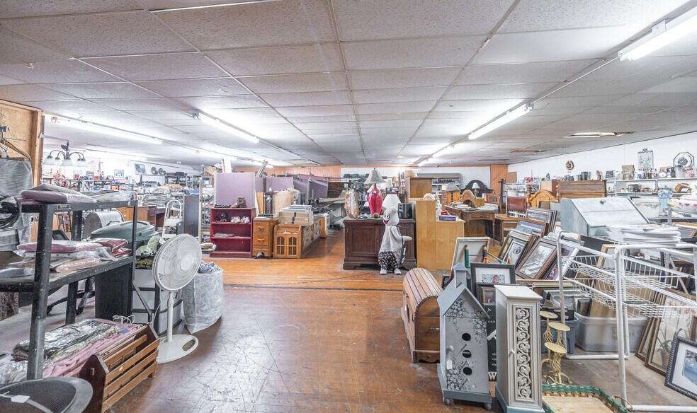 More Photos Of 600 W Commercial St, Lebanon Department Store For Sale
