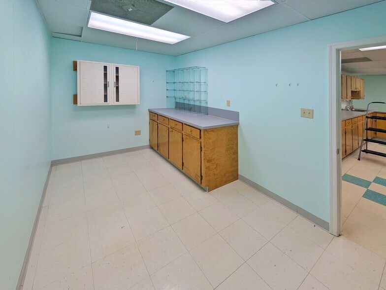 More Photos Of 1208 E Main St, Luray Flex For Sale