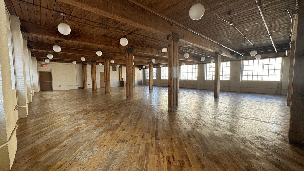 More Photos Of 32 Bridge St, Brooklyn Office For Lease