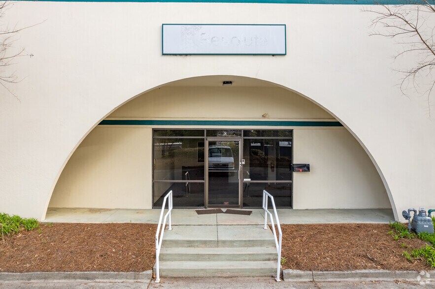 More Photos Of 5964 Peachtree Corners East, Norcross Warehouse For Lease