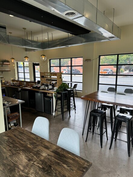 More Photos Of 425 N Main St, Harrisonburg Storefront For Lease