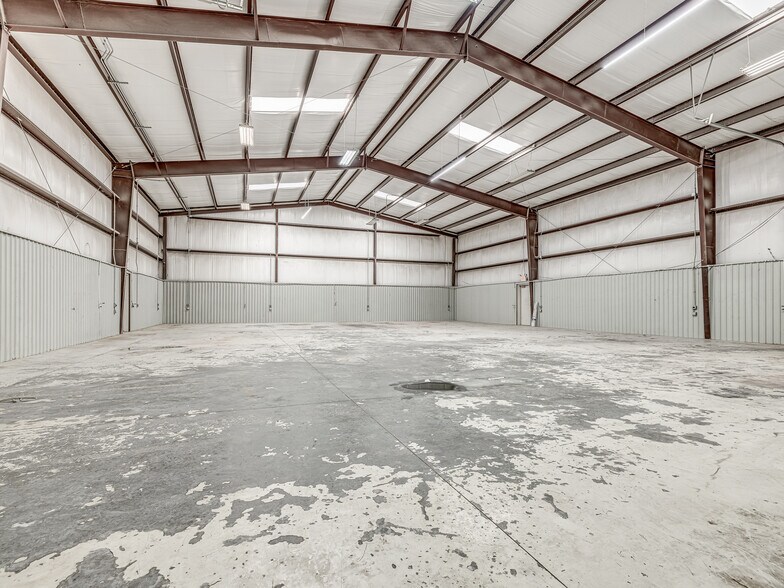 More Photos Of 6355 Boucher Dr, Edmond Showroom For Lease