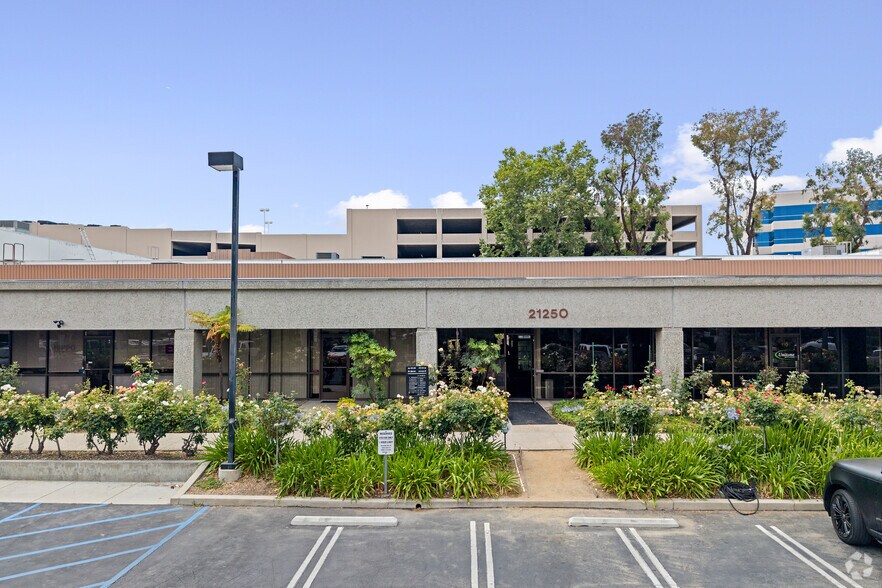 More Photos Of 21250 Califa St, Woodland Hills Research And Development For Lease