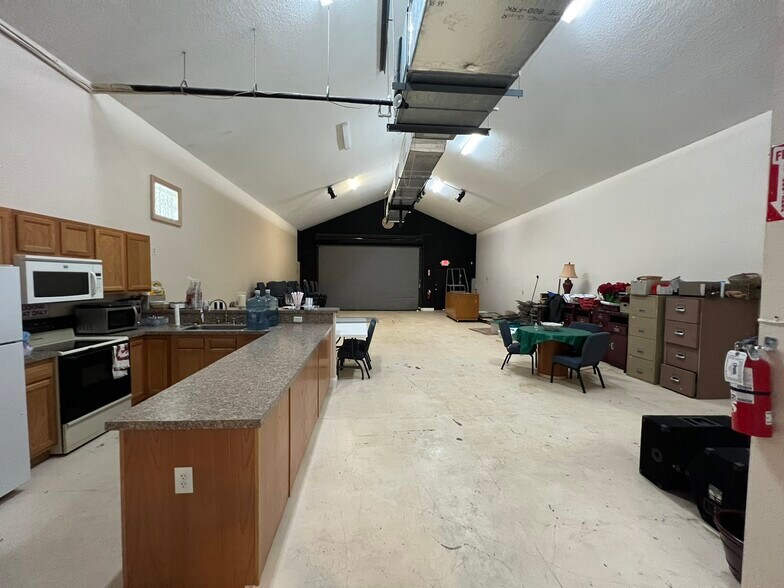More Photos Of 6310 Blanding Blvd, Jacksonville Showroom For Lease