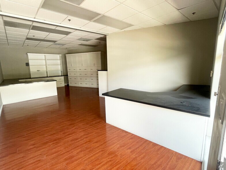 More Photos Of 651 N Sepulveda Blvd, Los Angeles Storefront Retail Office For Lease