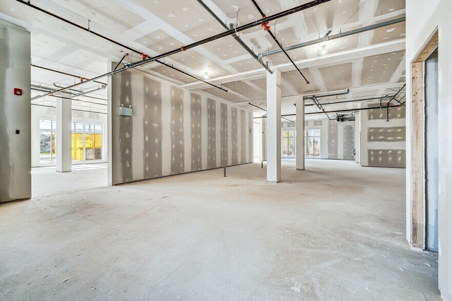 More Photos Of 689 Boul Saint-Jean-Baptiste, Mercier Storefront Retail Office For Lease
