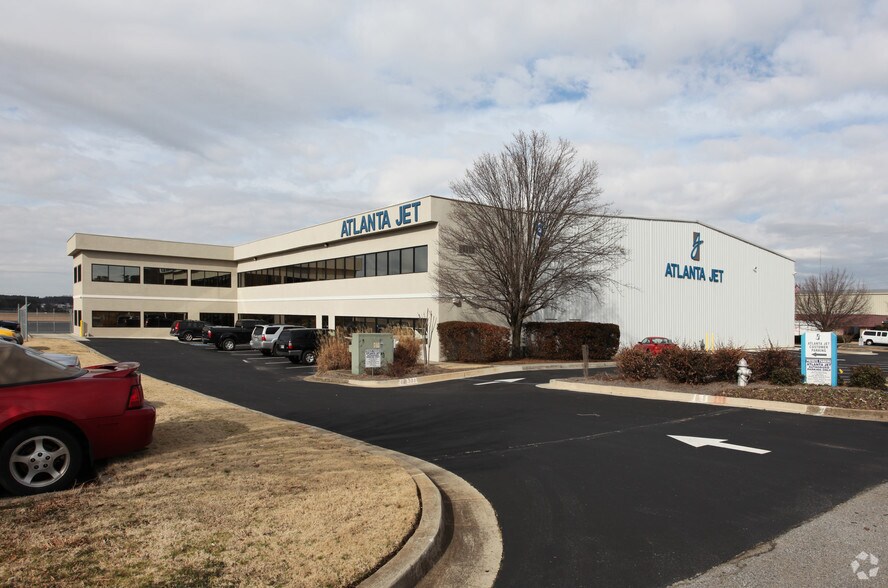 Primary Photo Of 490 Briscoe Blvd, Lawrenceville Airplane Hangar For Sale
