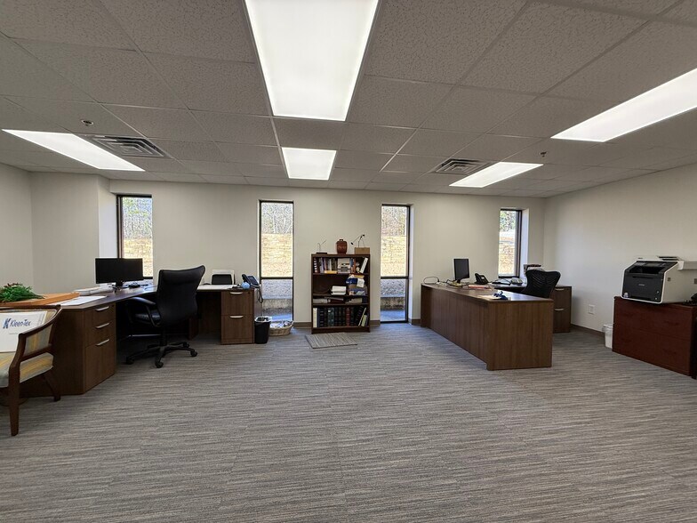 More Photos Of 210 E Lukken Industrial Dr, Lagrange Manufacturing For Lease