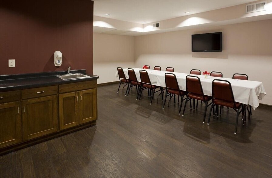 More Photos Of 211 W Main St, Parkers Prairie Hotel For Sale