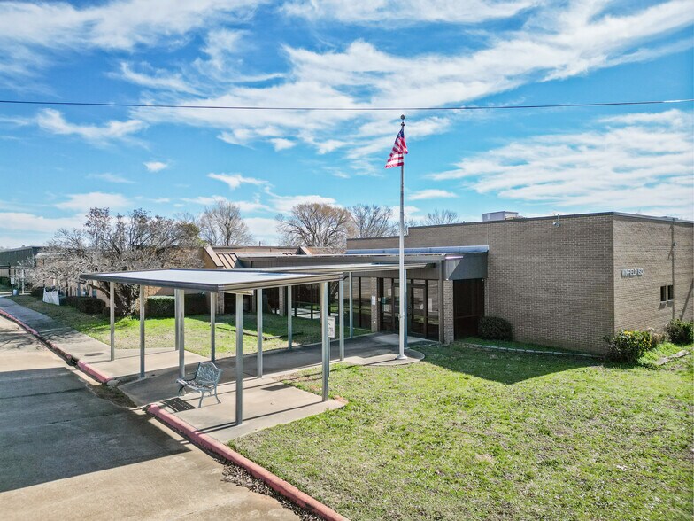 More Photos Of 214 N School St, Winfield Light Distribution For Sale