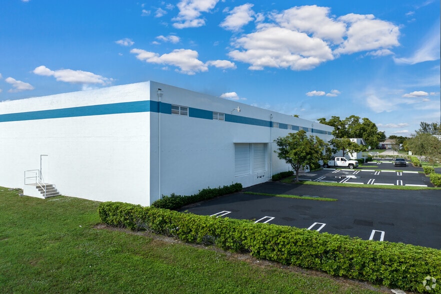 More Photos Of 2700 Gateway Dr, Pompano Beach Manufacturing For Lease