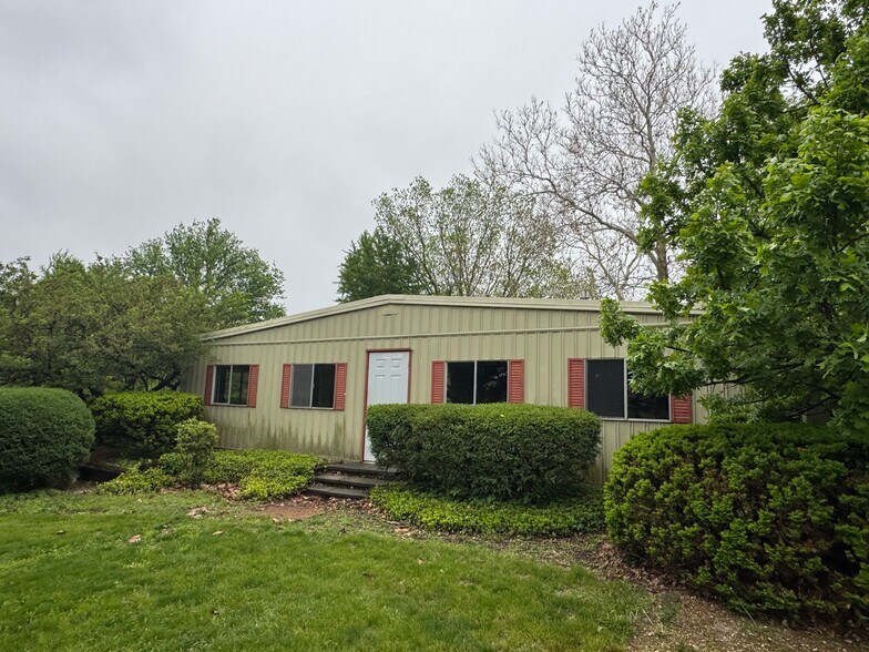 More Photos Of 1103 Fabyan Pkwy, Geneva Manufacturing For Lease