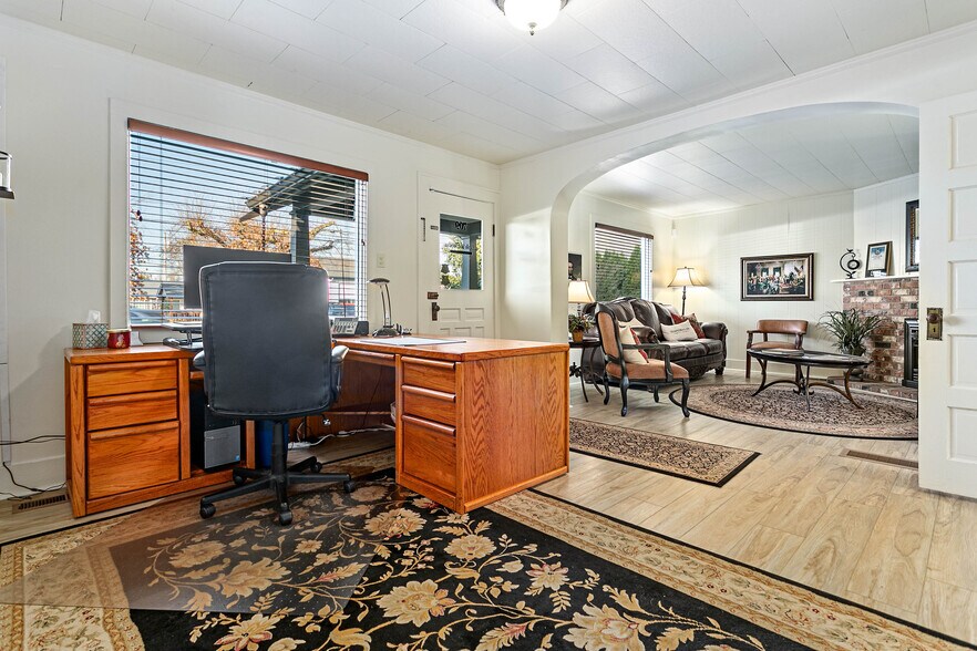 More Photos Of 709 Grover St, Lynden Office For Lease