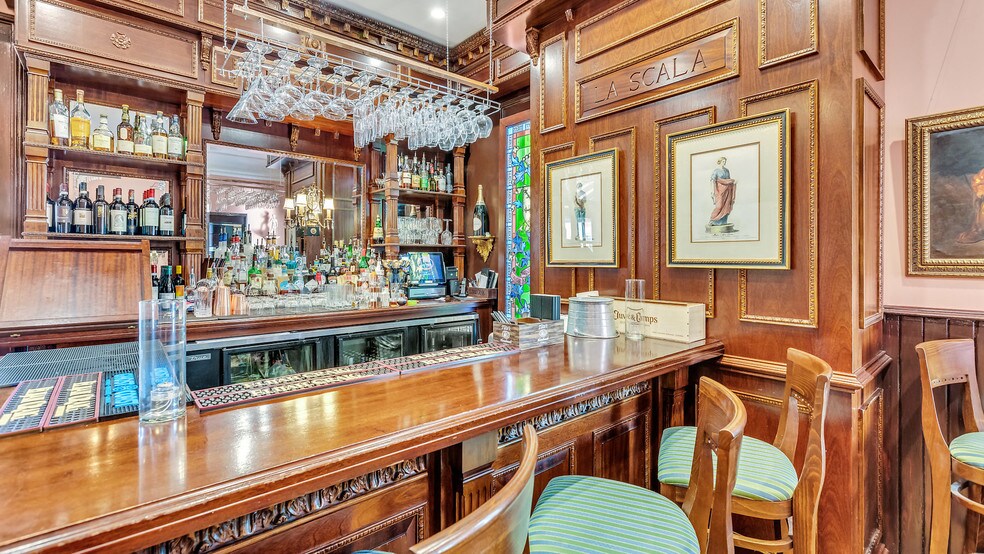 More Photos Of 119 E 37th St, Savannah Restaurant For Sale