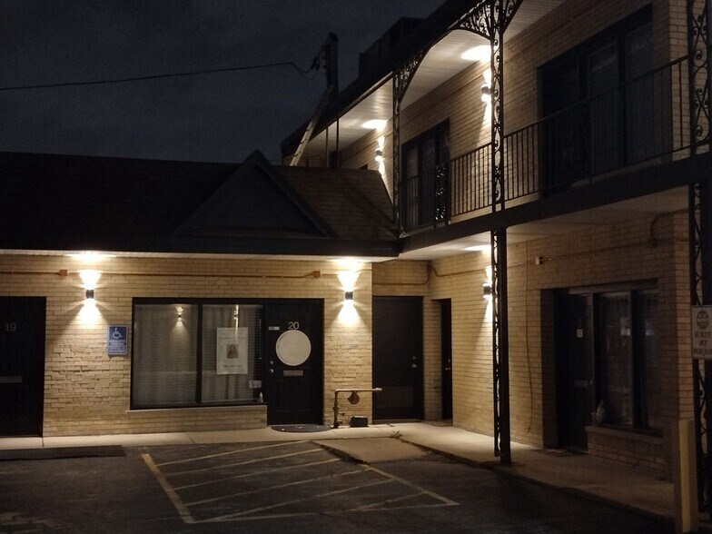 More Photos Of 381 N York Rd, Elmhurst Storefront Retail Office For Lease