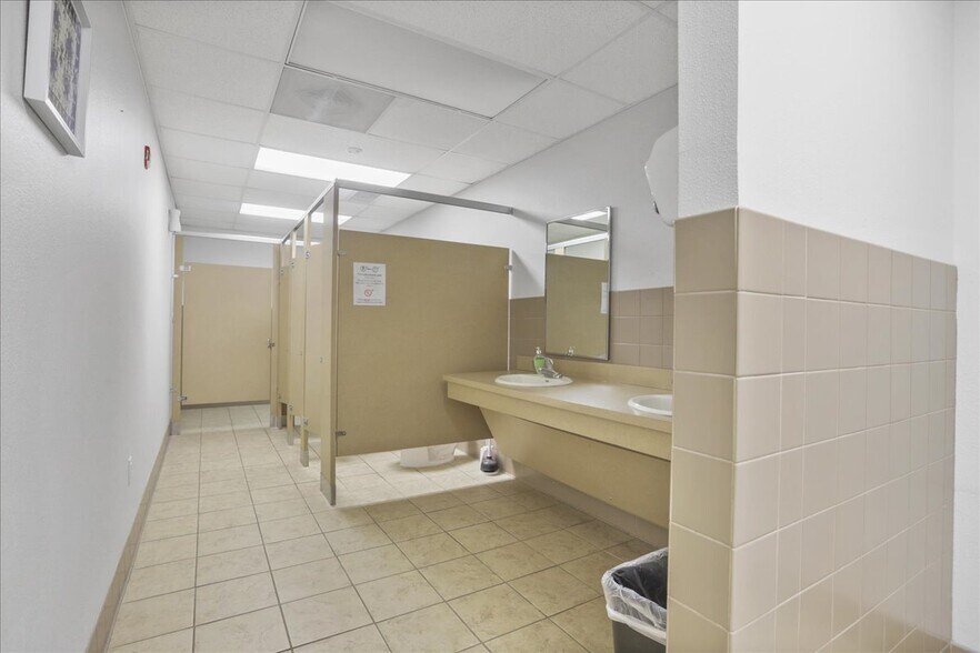 More Photos Of 1921 Broadway St, Lubbock Office For Sale